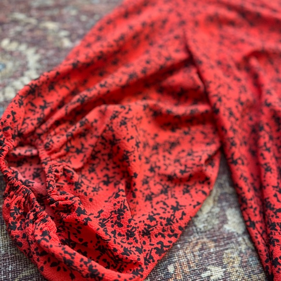 Black and Red V-Neck Puff Sleeve Blouse - Picture 3 of 6